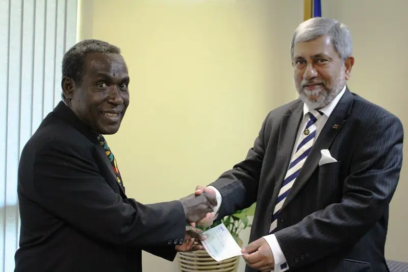 Connelly Sandakabatu, Minister for Development Planning and Aid Coordination recieves the donation from the Sri Lankan High Commission accredited to Solomon Islands.