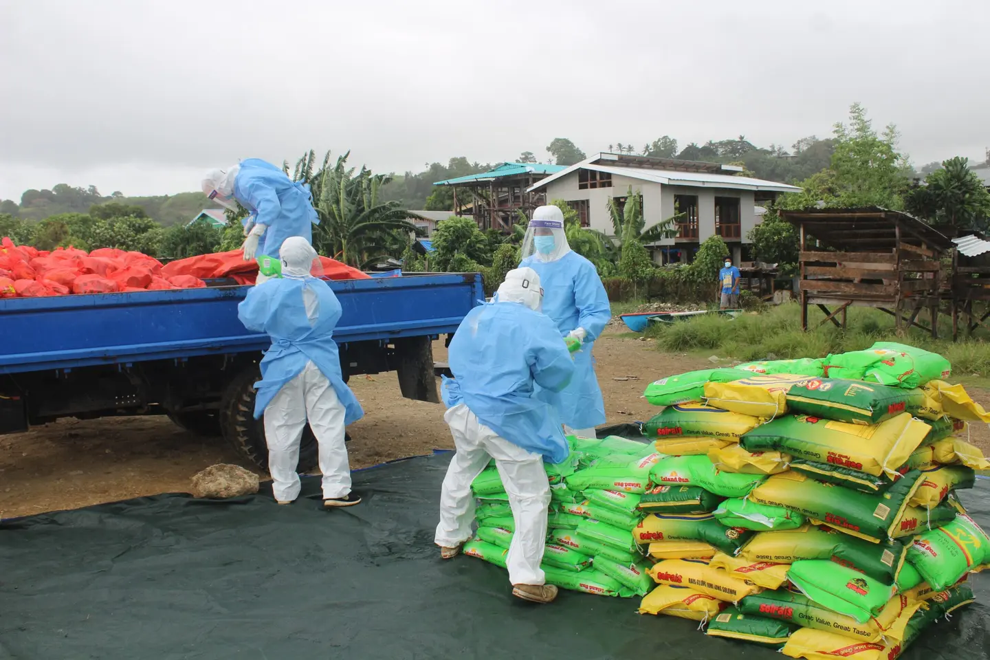 The Livelihood Sector Committee assists Lord Howe Settlement with relief food supplies during the lockdown.