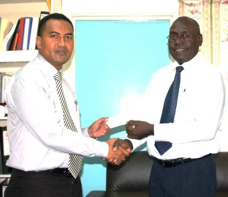 Chamber CEO Jerry Tengemoana with SINU Vice Chancellor Dr Glynn Galo.