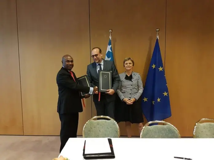 Ambassador Mose, EU Presidency Representative, HE Mr Peter Javocyk and Director for Migration, Mobility and Innovation, Ms Belinda Pyke, DG-Migration and Home Affairs of the EC, exchanging copies of the signed SI-EU Short Stay Visa Waiver Agreement.
