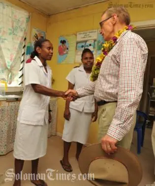 Australian Foreign Minister, Bob Carr meets with local nurses at Tulagi Hospital.