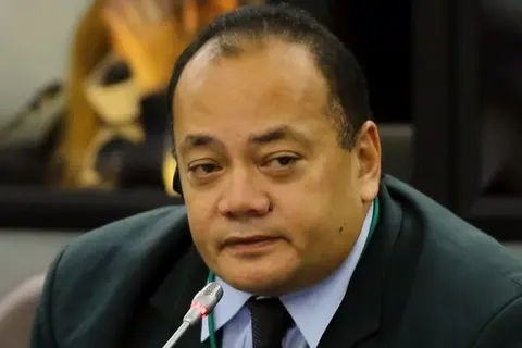 The Hon. Prime Minister is a USP alumnus Gold Medalist who graduated with a Postgraduate Diploma for Managers in Advanced Analytics Skills in 2008 and a Master of Business Administration in 2009. He also holds Bachelor of Science (Honors) from Auckland, New Zealand and his Master of Science in Computation from Oxford, England.