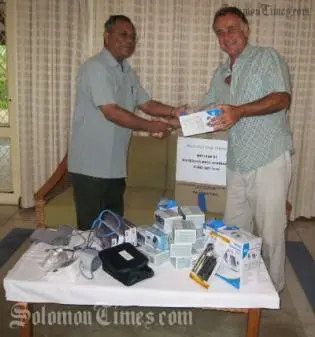 Dr. Rajiv Gupta, Director, Kilu'ufi Hospital receiving the equipment from Australian High Commissioner, HE Mr Frank Ingruber.