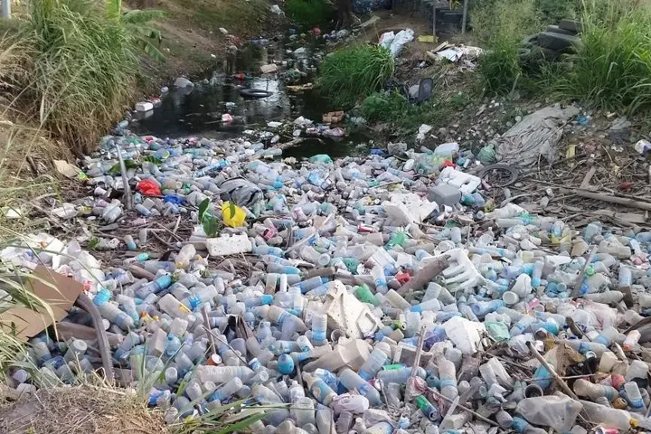 Single used plastic waste has become a critical issue in the Solomon Islands, with poor legal enforcement and other challenges.