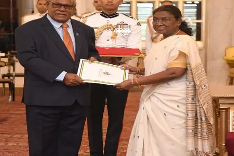 H.E Anthony Makabo presenting his Credentials to the Honourable President Smt Droupadi Murmu.