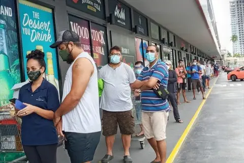 Crowds line up outside a Suva supermarket, masked up but not maintaining physical distancing prior to it being shut down for deep cleaning after four staff tested positive to COVID-19 (Credit: Sadhana Sen)