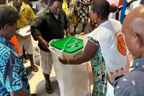 With over 200 officials in attendance, including 10 Election Managers, 10 Training Coordinators, 50 Returning Officers for the constituencies, and 143 Returning Officers for Provincial wards (excluding Western and Choiseul), the six-day training aims to equip senior polling and counting officials with the necessary knowledge and skills.