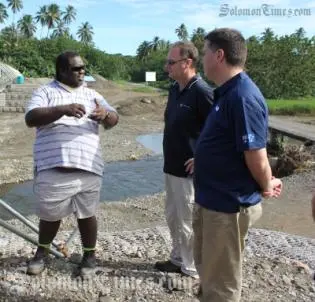Local engineer, Lemuel Siosi explains the road works to Mr. Marles.