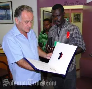The Australian High Commissioner, Mr Frank Ingruber, presented Mr Boge with his Award in recognition of the brave conduct displayed by Mr Boge during the unrest in April 2006.