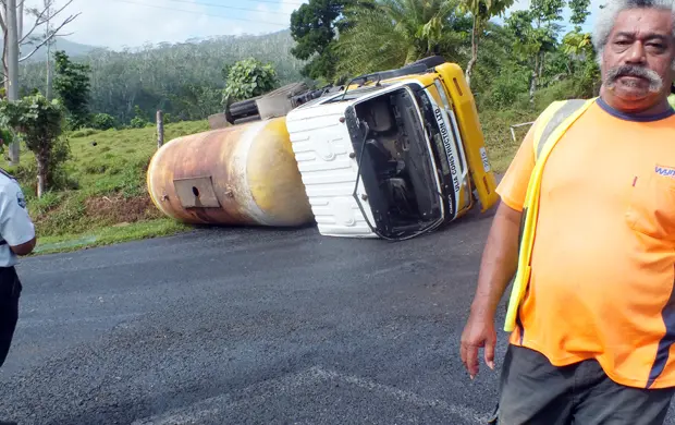 SAMOA: A truck driver at the scene of an accident went on to assault and threaten reporters. Police refused media requests for assistance. In a separate incident, an officer smashed a phone being used in a public place
 Photo : Samoa Observer / Nicola Hazelman-Siona